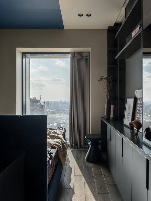 Эта компактная квартира - отличный пример того, как интерьер может подчёркивать, а не затмевать главную ценность пространства. 06
