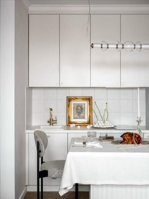 Уютная квартира, залитая тёплым светом и яркими оттенками, словно создана для того, чтобы в неё влюбляться с первого взгляда. 03