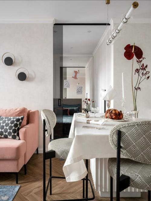 Уютная квартира, залитая тёплым светом и яркими оттенками, словно создана для того, чтобы в неё влюбляться с первого взгляда. 01