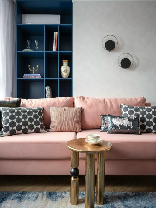 Уютная квартира, залитая тёплым светом и яркими оттенками, словно создана для того, чтобы в неё влюбляться с первого взгляда. 08