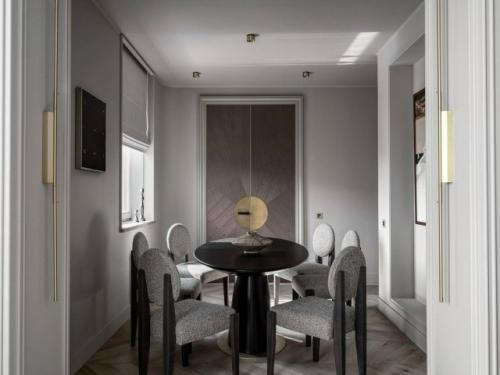 Дизайнеры объединили три небольшие квартиры и создали одно большое, продуманное пространство, идеально подходящее для семьи с детьми. 07