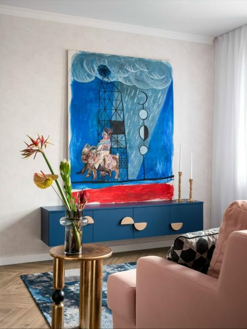 Уютная квартира, залитая тёплым светом и яркими оттенками, словно создана для того, чтобы в неё влюбляться с первого взгляда. 06