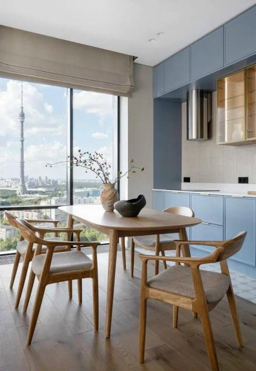 Проект квартиры с видом на останкинскую башню получился светлым, спокойным и очень уютным - идеальным для жизни молодой семейной пары. 

