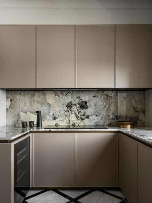 Дизайнеры объединили три небольшие квартиры и создали одно большое, продуманное пространство, идеально подходящее для семьи с детьми. 09