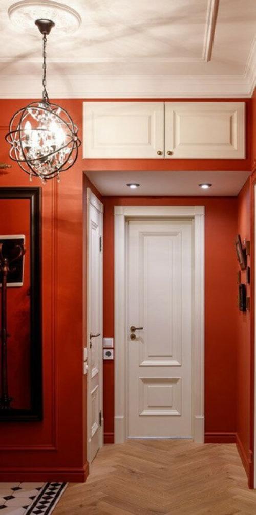 Отличное решение для малогабариток: встроенные антресоли над проёмами. 01