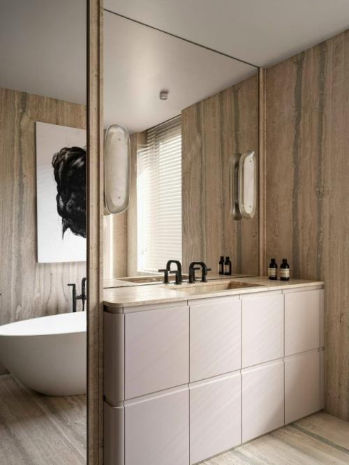 Дизайнеры объединили три небольшие квартиры и создали одно большое, продуманное пространство, идеально подходящее для семьи с детьми. 03