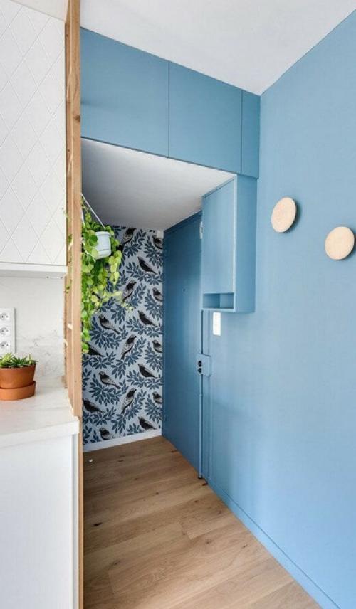 Отличное решение для малогабариток: встроенные антресоли над проёмами. 03