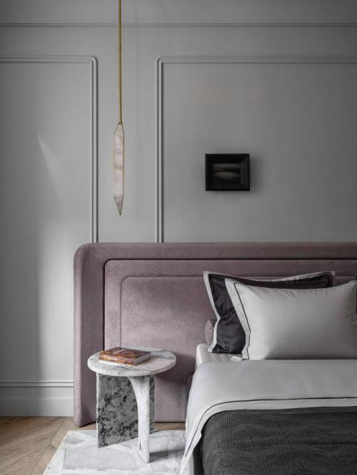 Дизайнеры объединили три небольшие квартиры и создали одно большое, продуманное пространство, идеально подходящее для семьи с детьми. 02