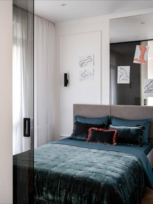 Уютная квартира, залитая тёплым светом и яркими оттенками, словно создана для того, чтобы в неё влюбляться с первого взгляда. 05