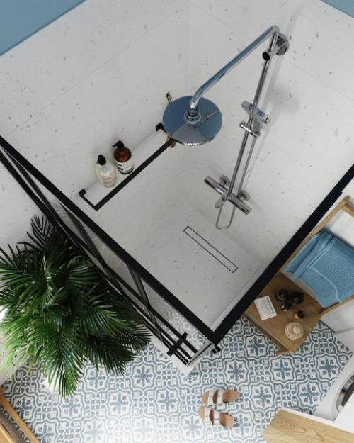 Ванная комната с окном и видом на море. 03