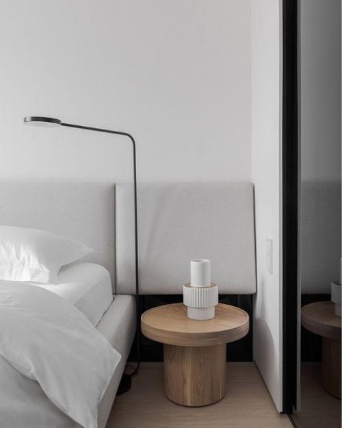 Много света, легкости и простора за счет высоты потолка. 03