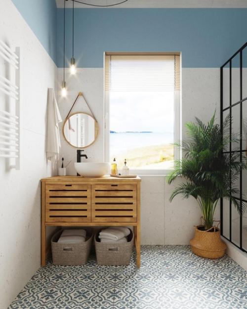 Ванная комната с окном и видом на море. 02