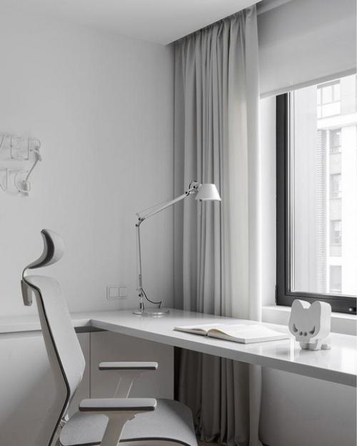 Много света, легкости и простора за счет высоты потолка. 02