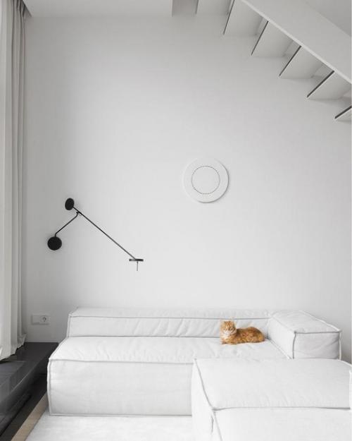 Много света, легкости и простора за счет высоты потолка. 01