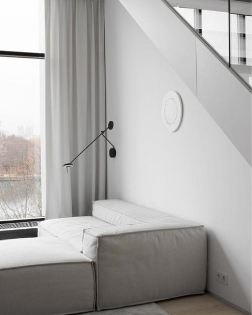 Много света, легкости и простора за счет высоты потолка. 04