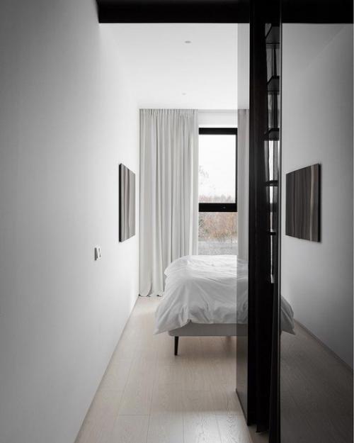 Много света, легкости и простора за счет высоты потолка. 07