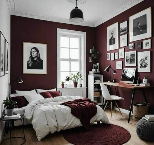 Интерьер в бордовых оттенках выглядит глубоко, выразительно и благородно, создавая атмосферу уюта и камерности. 01