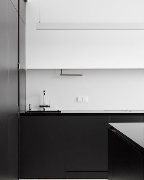 Много света, легкости и простора за счет высоты потолка. 08