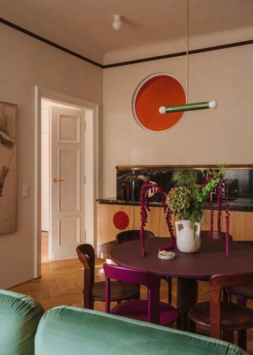 Яркие и смелые интерьеры для вашего вдохновения - это пространство, где цвет, форма и характер выходят на первый план.  