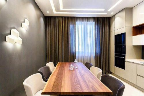 Холодные оттенки текстиля позволят создать некоторую свежесть в помещении, теплые, наоборот делают комнату просторнее и шире.