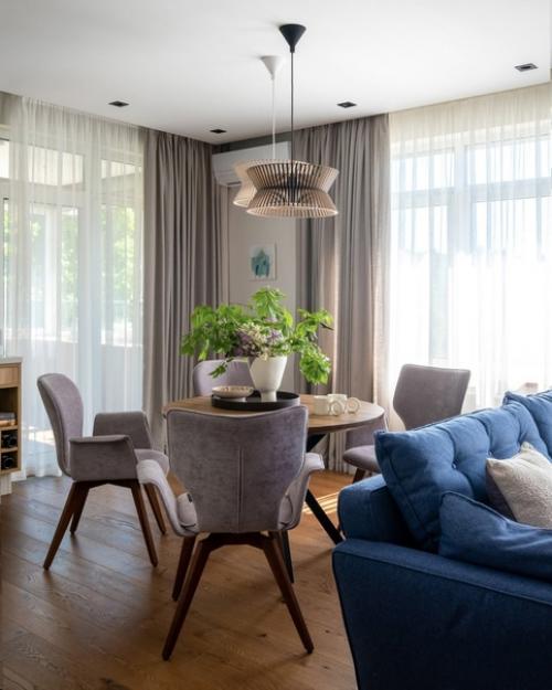 Классная квартира с маленькой кухней.