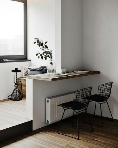 Один за столом природу смотрит, второй стену. 02