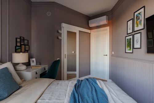 Интерьер однокомнатной квартиры выполнен в светло-голубой цветовой гамме с добавлением белых элементов. 05