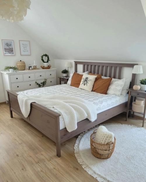 Спальня в загородном доме на мансардном этаже.