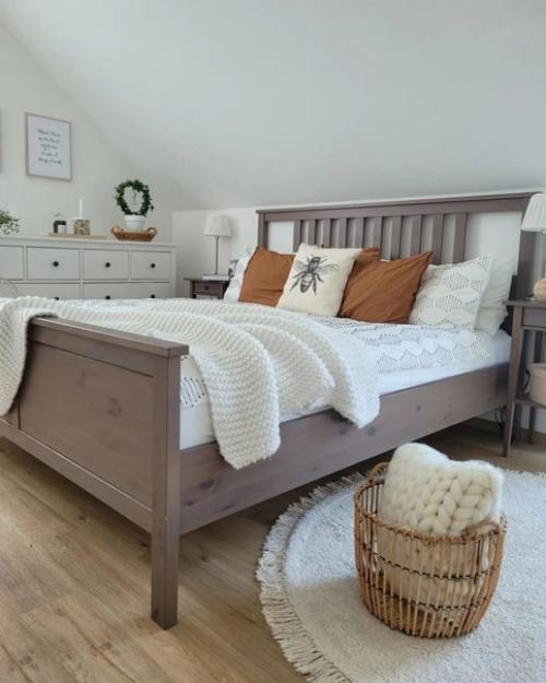 Спальня в загородном доме на мансардном этаже. 01