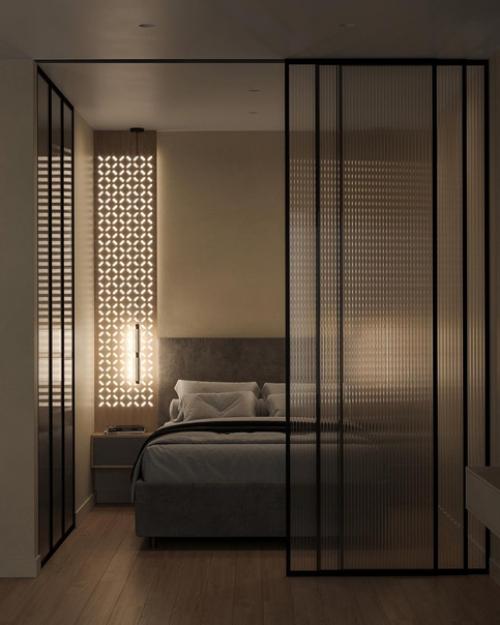 Спальная зона, выделенная стеклянной раздвижной перегородкой. 01