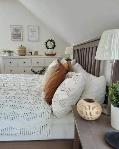 Спальня в загородном доме на мансардном этаже. 02