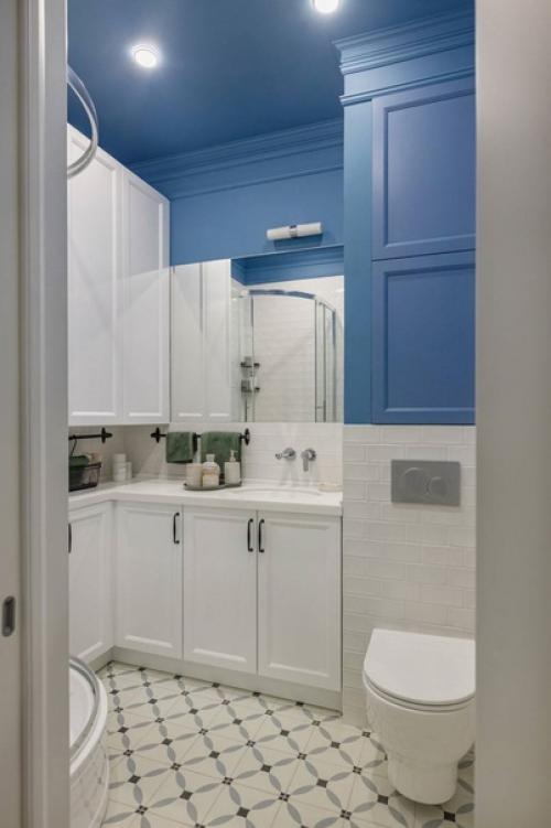 Интерьер однокомнатной квартиры выполнен в светло-голубой цветовой гамме с добавлением белых элементов. 07