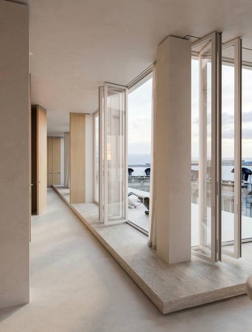 Дизайнер постарался сохранить эффект легкости и воздушности за счет простых форм и натуральных материалов. 06