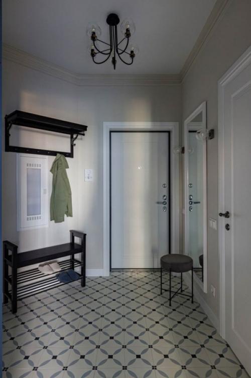 Интерьер однокомнатной квартиры выполнен в светло-голубой цветовой гамме с добавлением белых элементов. 08