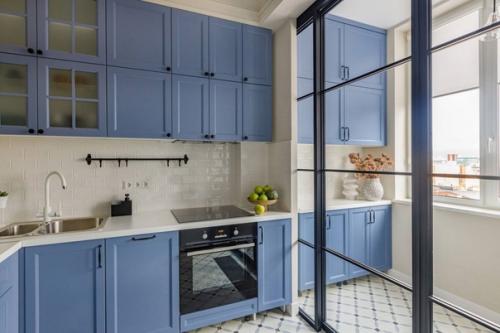 Интерьер однокомнатной квартиры выполнен в светло-голубой цветовой гамме с добавлением белых элементов. 03