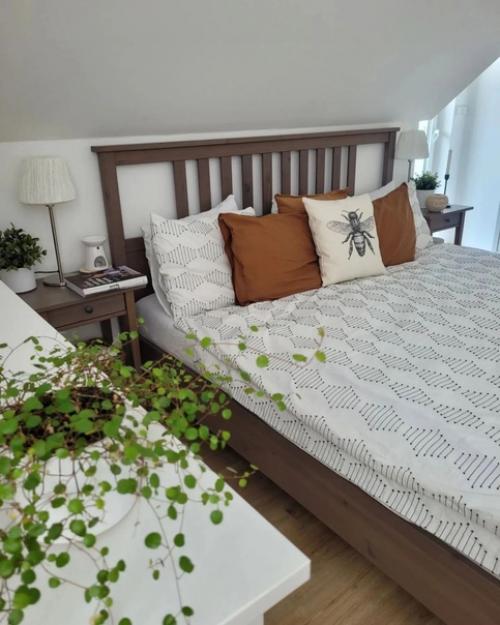 Спальня в загородном доме на мансардном этаже. 03