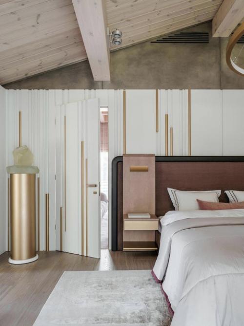 Просторный интерьер дома с яркими акцентами - сочетание лёгкости, стиля и индивидуальности. 03