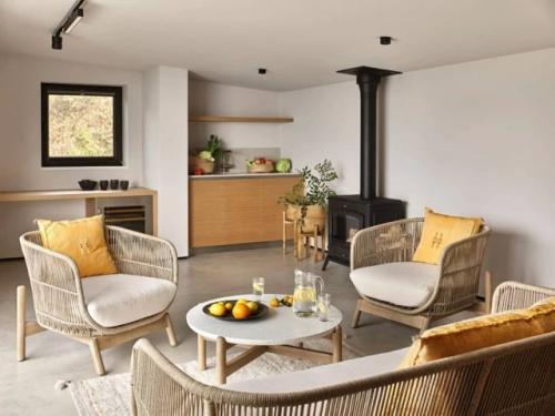 Этот дом создан для семьи с тремя детьми - просторный, светлый, наполненный воздухом и морским настроением. 03