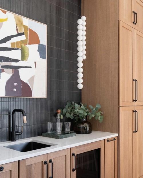 В деталях этого пространства есть Уютность. 01