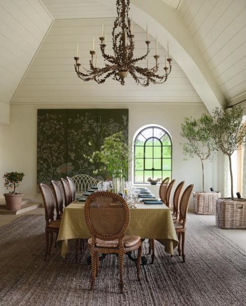 Общий облик дома строится на классической симметрии, которая придаёт зданию благородство, уравновешенность и визуальный порядок. 09