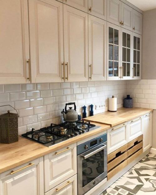 Интерьер радует с первого взгляда - простор, свет, тёплые тона и продуманные детали. 06