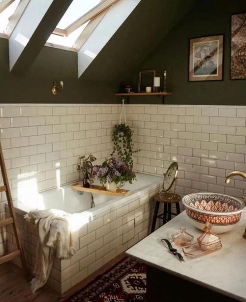 Атмосферный интерьер ванной комнаты на мансардном этаже. 02