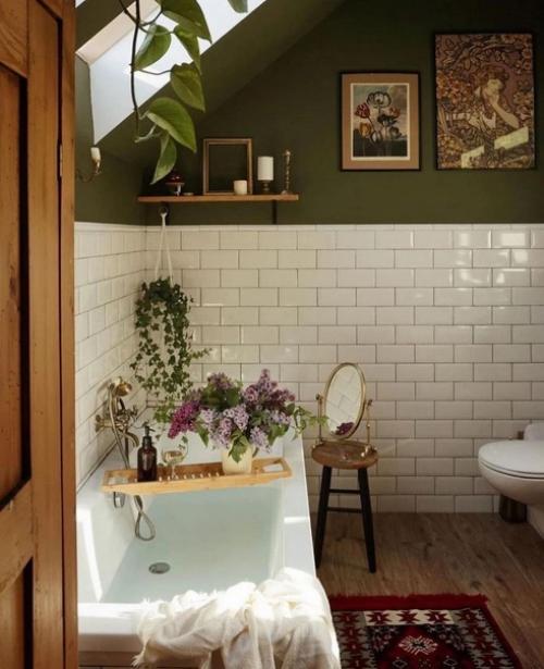 Атмосферный интерьер ванной комнаты на мансардном этаже. 01