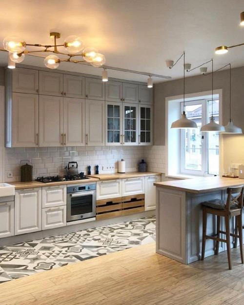 Интерьер радует с первого взгляда - простор, свет, тёплые тона и продуманные детали. 02