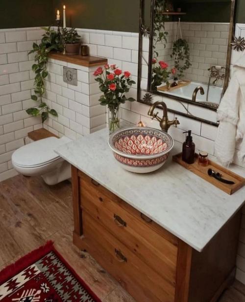 Атмосферный интерьер ванной комнаты на мансардном этаже. 04