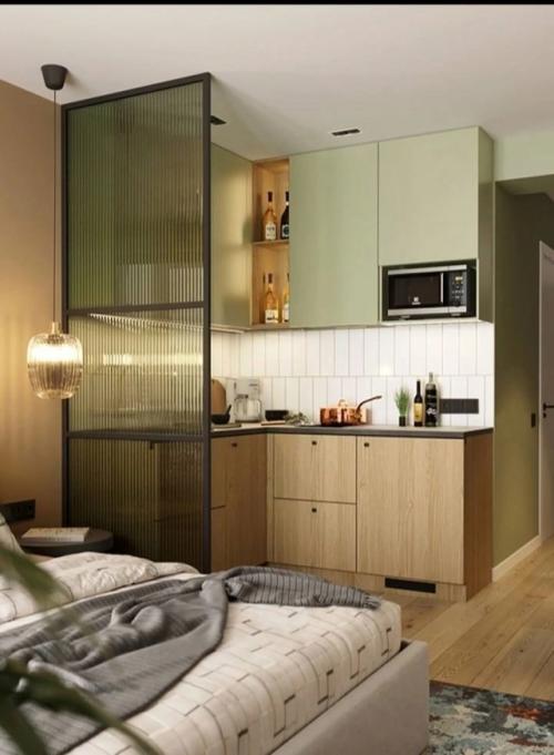 Теплый, светлый и уютный - этот интерьер доказывает, что даже в небольшом пространстве можно создать атмосферу спокойствия и уюта. 02