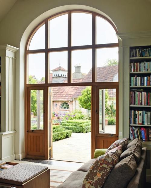 Общий облик дома строится на классической симметрии, которая придаёт зданию благородство, уравновешенность и визуальный порядок. 02