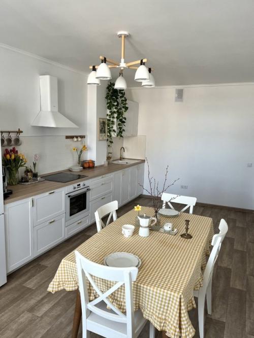 Эта квартира начиналась с типовой отделки от застройщика - голые стены, базовый пол, минимум характера. 01