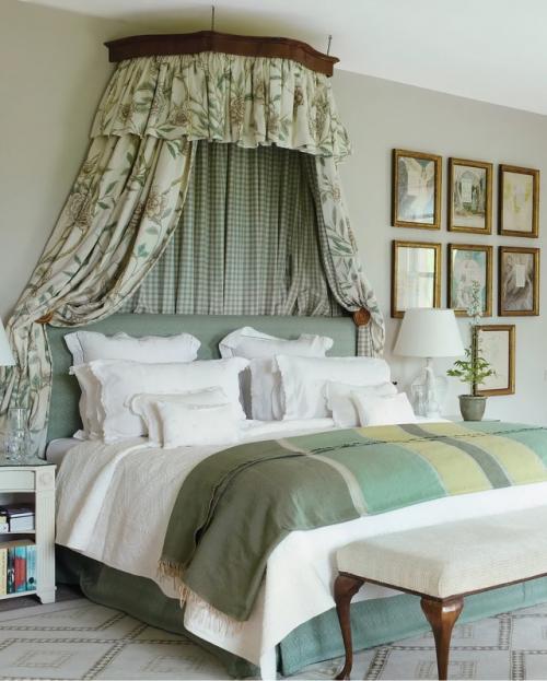 Общий облик дома строится на классической симметрии, которая придаёт зданию благородство, уравновешенность и визуальный порядок. 03