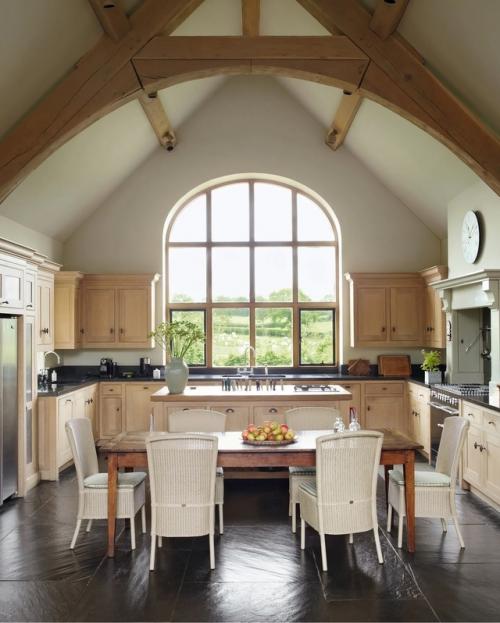 Общий облик дома строится на классической симметрии, которая придаёт зданию благородство, уравновешенность и визуальный порядок. 07